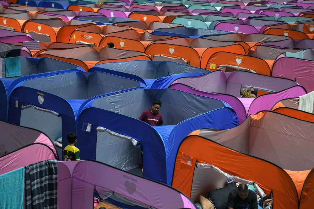 The number of flood victims evacuated in Pahang has increased to 236 people from 74 families as of 1 pm today, compared to 209 victims last night. — Bernama pic