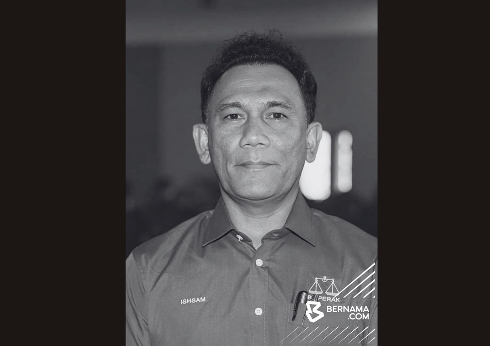 Perak Menteri Besar Datuk Seri Saarani Mohamad offered his condolences to the family of Ayer Kuning assemblyman Ishsam Shahruddin, 58, who collapsed and died yesterday while playing football in Penang. — Picture via X/Bernama