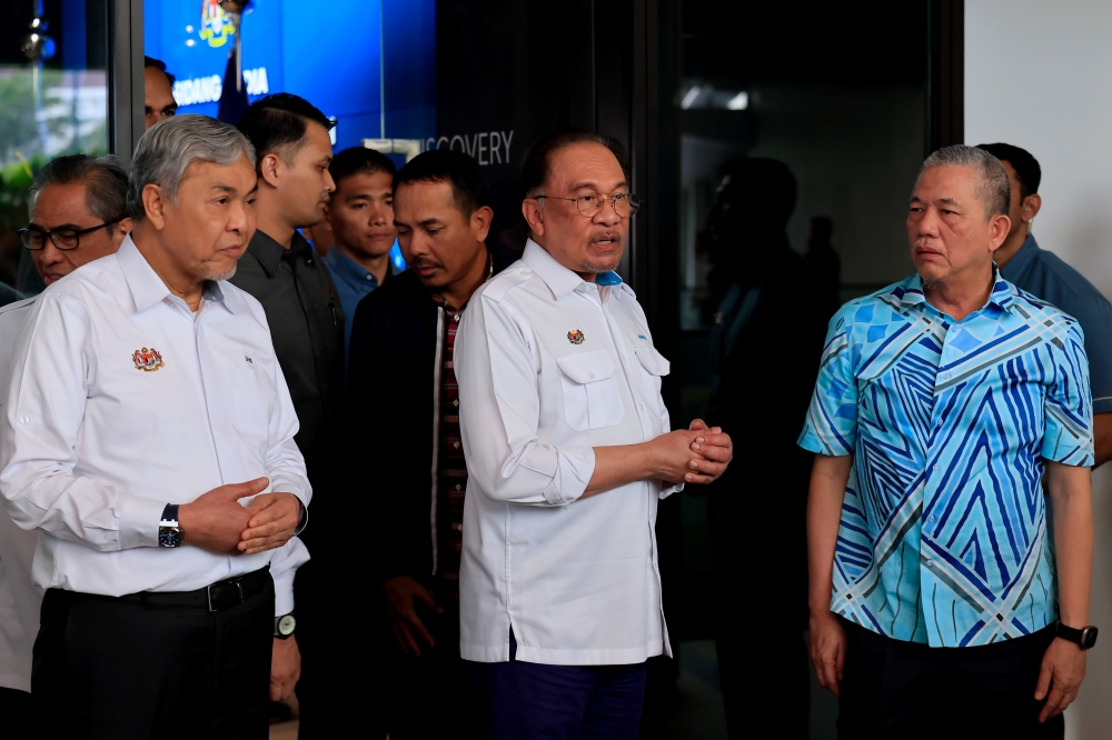 Anwar (centre) said Malaysia practises a neutral policy to maintain good relations with all countries, even establishing ties with countries whose economies are emerging. — Bernama pic