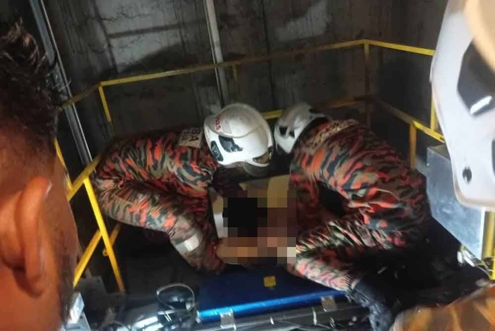 Firefights evacuate the trapped victims through the ceiling of the lift. — Picture courtesy of the Fire and Rescue Department 