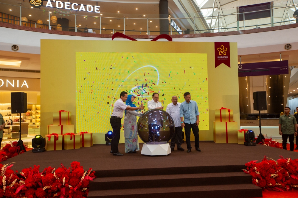 Anwar warned that Malaysia will be left behind unless it works hard in multiple areas like technology, AI, and digitalisation. — Picture by Raymond Manuel