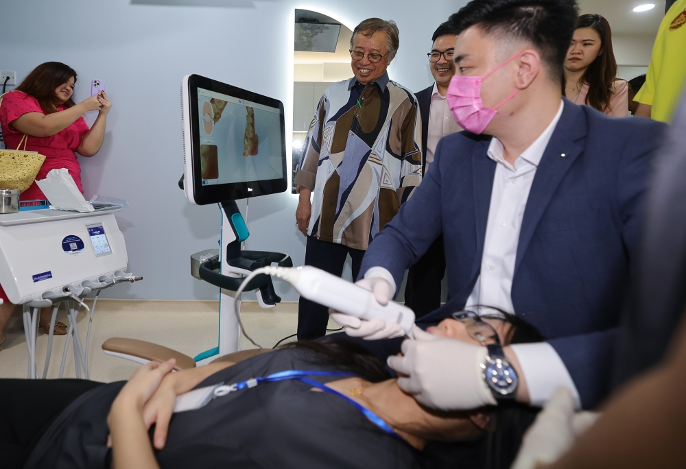 Sarawak Premier Tan Sri Abang Johari Tun Openg (centre) visits the treatment room of D. Dentist Clinic after officiating its opening in Kuching on February 23, 2025. — Bernama pic