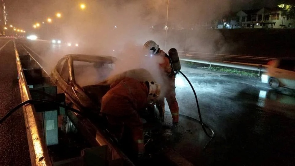 A driver was burned to death in his vehicle after a crash at Kilometer 5.6 of the Setia Tropika exit, near Kempas, Johor Baru, today. — Picture courtesy of the Fire and Rescue Department