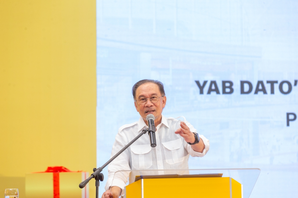 Anwar said it is necessary that enforcement agencies act against wrongdoers to end unethical practices such as corruption. — Picture By Raymond Manuel