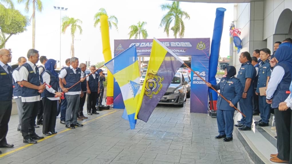 Inland Revenue Board (LHDN) chief executive officer Datuk Abu Tariq Jamaluddin (left) flags off the agency’s officers for Op Dagang 2025 at Menara HASiL in Johor Baru today. — Picture by Ben Tan
