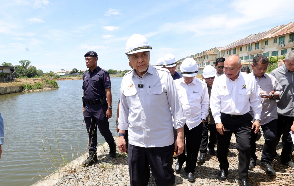Deputy Prime Minister Datuk Seri Ahmad Zahid Hamidi visits the Flood Mitigation Plan (RTB) site in the Cyber City area of Kota Kinabalu, February 24, 2024. — Bernama pic 