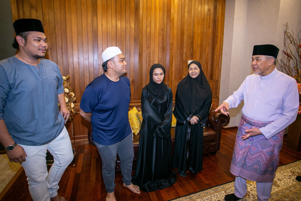 Umno president Datuk Seri Ahmad Zahid Hamidi visits the family of the late Ayer Kuning State Assemblyman Ishsam Shahruddin at his residence in Desa Seri Ampang, Ipoh. — Bernama pic