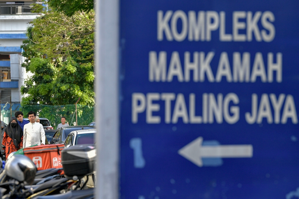 Zayn Rayyan Abdul Matin’s parents, Ismanira Abdul Manaf (left) and Zaim Ikhwan Zahari, attending the Sessions Court in Petaling Jaya for the continuation of their trial on the neglect case involving their six-year-old autistic son. — Bernama pic