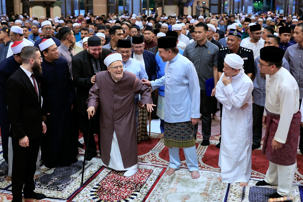 Prime Minister Datuk Seri Anwar Ibrahim with Al-Aqsa Mosque Imam Sheikh Dr Ekrima Sa’id Sabri at yesterday's MADANI Knowledge Ceremony at Masjid Putra. — Bernama pic