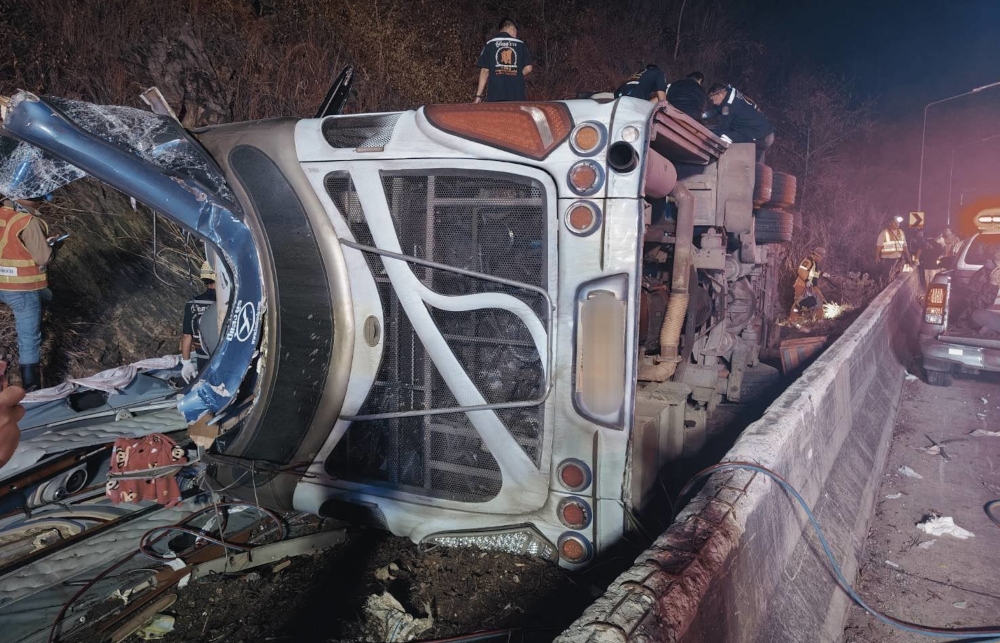 The incident occurred around 3am (local time) and the bus, originating from Phon Charoen district, lost control on a curve en route to Rayong province.