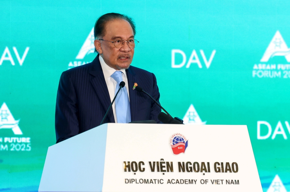 Prime Minister Datuk Seri Anwar Ibrahim delivers the keynote address at the second ASEAN Future Forum in Hanoi. — Bernama pic
