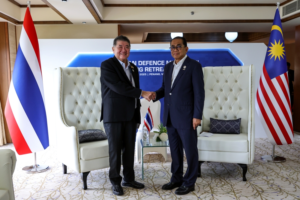 Defence Minister Datuk Seri Mohamed Khaled Nordin (right) meets with Thailand's Deputy Prime Minister and Defence Minister, Phumtham Wechayahai during the Asean Defence Ministers’ Meeting (ADMM) retreat at a hotel in Batu Ferringhi yesterday. — BErnam