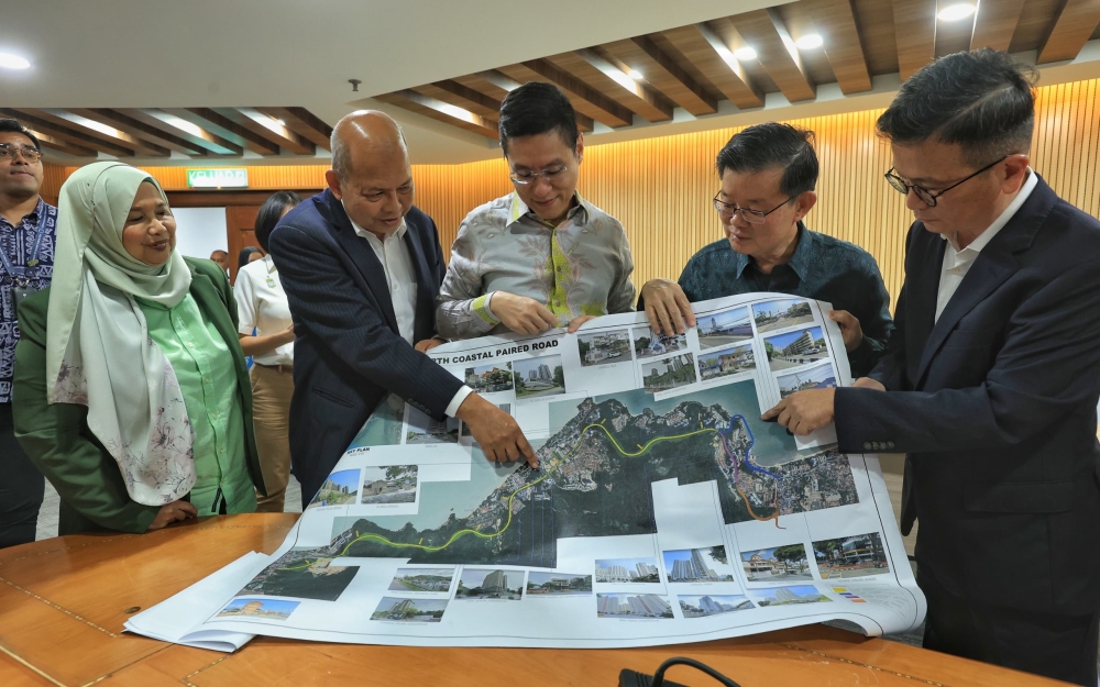 Penang Chief Minister Chow Kon Yeow (second from right) and state exco Zairil Khir Johari (third from right) display the alignment for Package One, in George Town on Feb 27, 2025. — Picture by Opalyn Mok