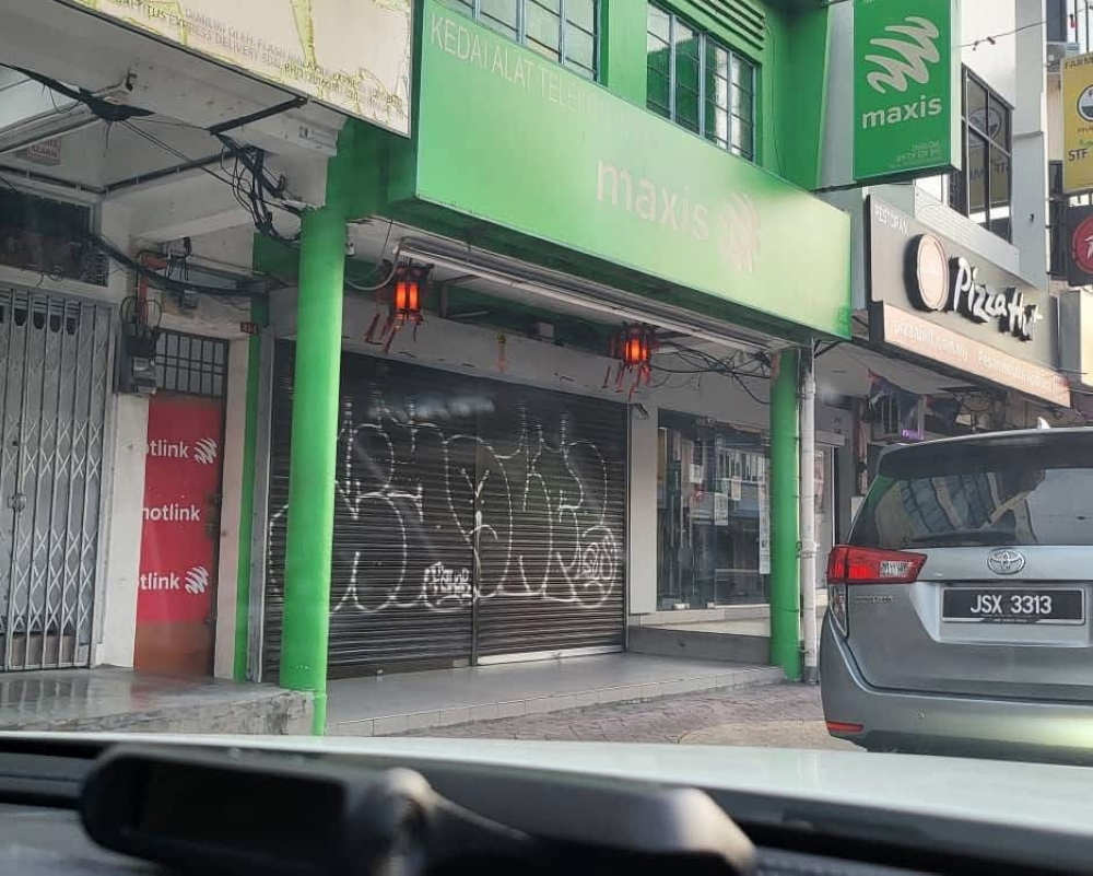 A Czech tourist had spray-painted several premises in Mersing over the weekend including this shophouse, and has pleaded guilty to defacing the wall of the Malaysian Maritime Enforcement Agency (MMEA) building. — Picture via Facebook
