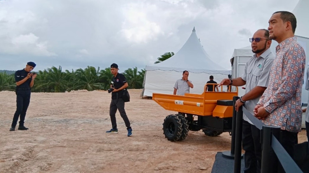 Johor Menteri Besar Datuk Onn Hafiz Ghazi (far right) being briefed on the Johor Plantations Group Berhad’s Integrated Sustainable Palm Oil Complex at the Pasir Logok Estate, Sedili near Kota Tinggi. Feb 27, 2025 — Picture by Ben Tan