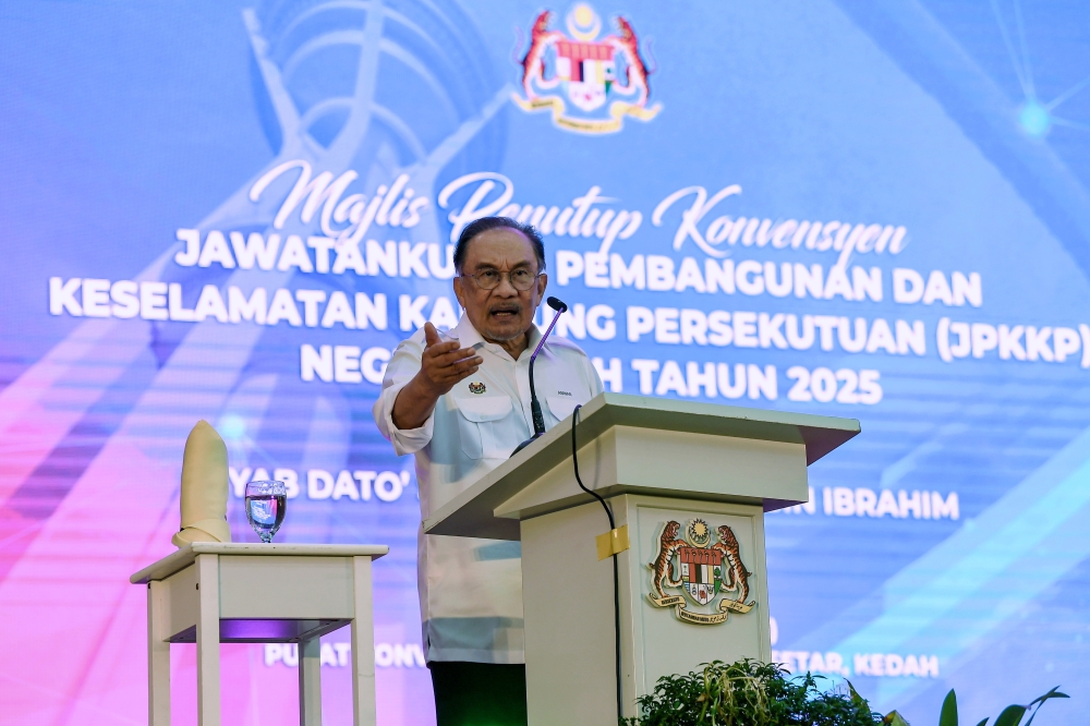 Prime Minister Datuk Seri Anwar Ibrahim has assured that the proposed Urban Renewal Bill, set to be tabled in Parliament, will not alter the status of affected lands. — Bernama pic