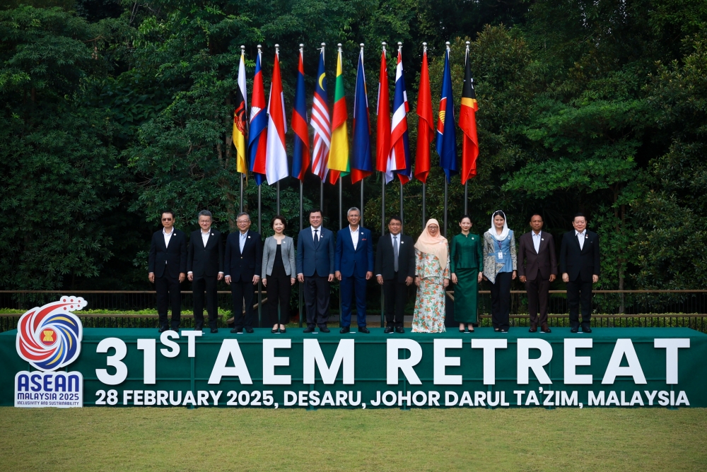 Minister of Investment, Trade, and Industry (Miti) Tengku Datuk Seri Zafrul Abdul Aziz poses for a photo with the heads of delegation from Asean countries and Timor-Leste before the start of the 31st AEM Retreat in Desaru, Johor, today. — Bernama pic