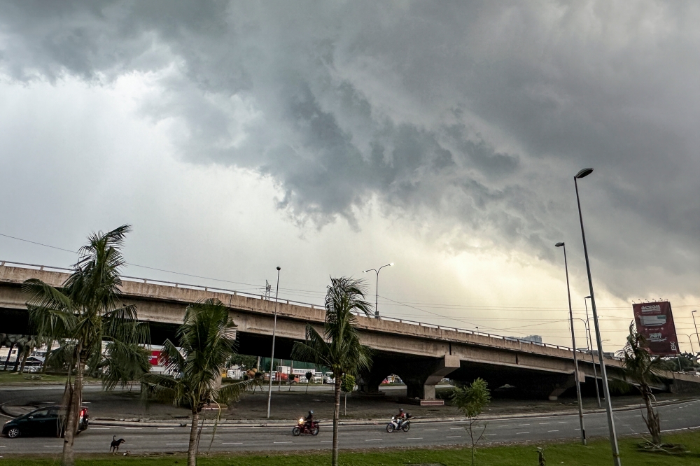 MetMalaysia has issued a warning for thunderstorms, heavy rain and strong winds in several states until 9pm today. — Picture by Hari Anggara