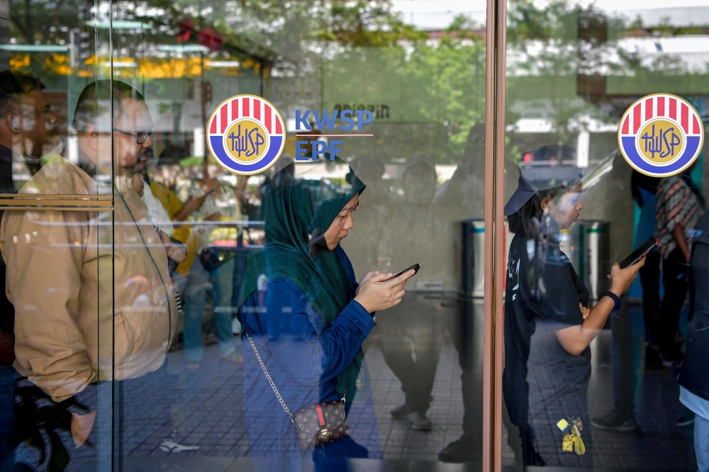 The EPF today declared a dividend rate of 6.3 per cent involving payouts of RM63.05 billion and RM10.19 billion, respectively. — Bernama pic