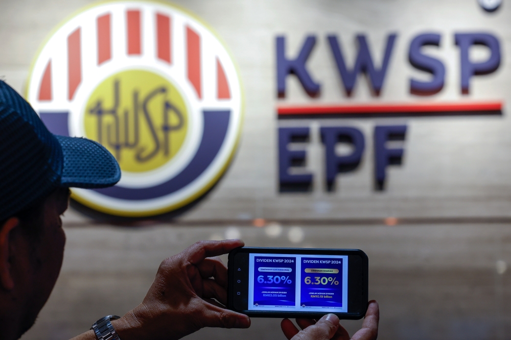 EPF CEO Ahmad Zulkarnain estimates up to 2.5 million foreign workers would be included in the new mandatory EPF scheme of 2 per cent. —  Bernama pic