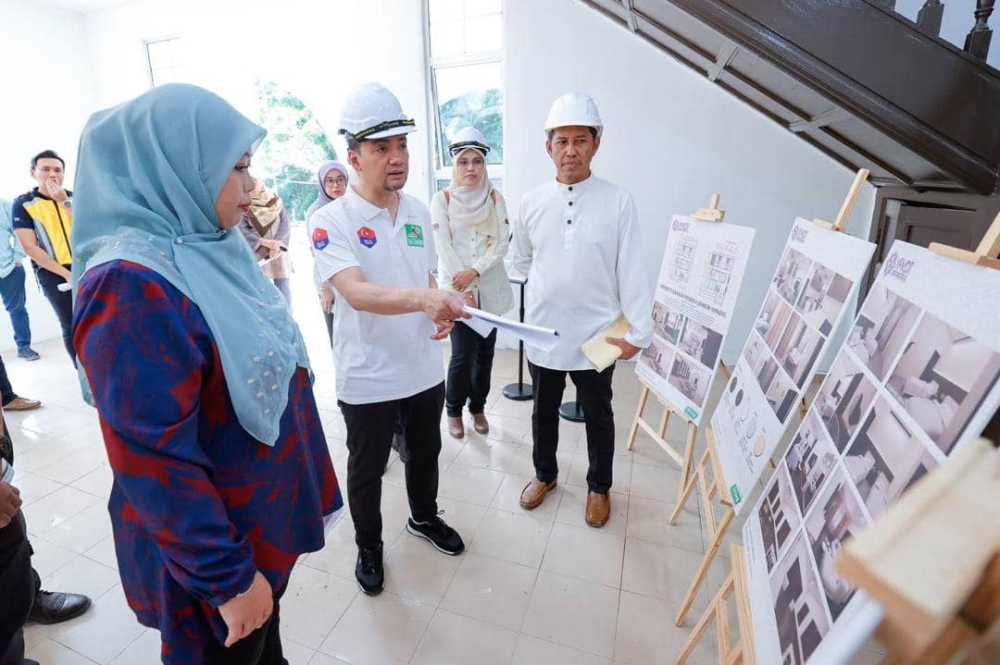 Johor Menteri Besar Datuk Onn Hafiz Ghazi (second from left) scrutinises plans for the Rumah Pesona Johor at its project site on February 28, 2025. — Picture from Facebook/Onn Hafiz Ghazi