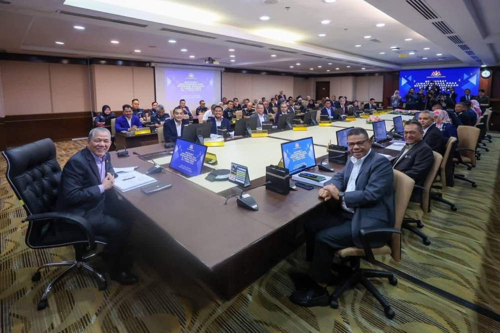 Deputy Prime Minister Datuk Seri Fadillah Yusof (left) chairing the special committee meeting to address congestion at the Johor Causeway in Kuala Lumpur yesterday. —Picture via Facebook