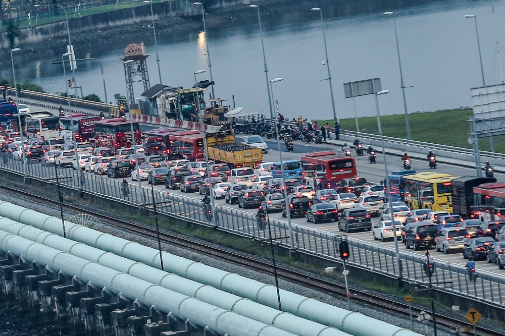 The Woodlands and Tuas checkpoints in Singapore are expected to encounter traffic congestion in the days leading up to and during the March school holidays and Hari Raya Puasa. — File picture by Hari Anggara