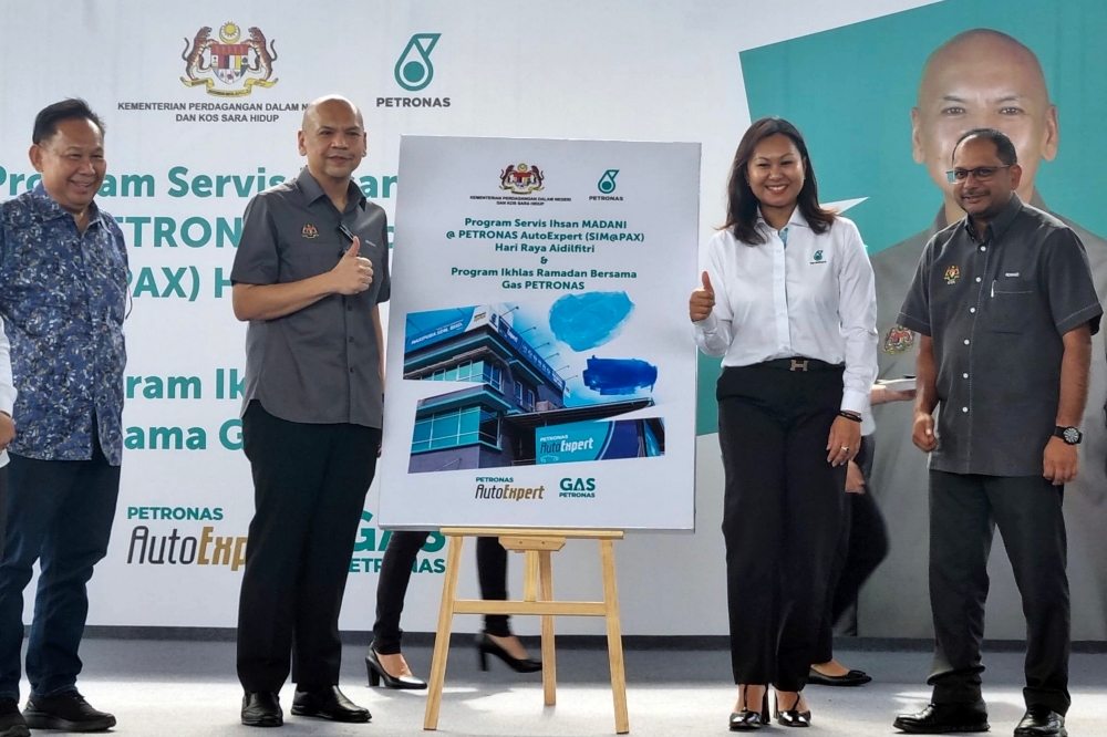 Domestic Trade and Cost of Living Minister Datuk Armizan Mohd Ali (2nd left) at the launch of the Servis Ihsan Madani@Petronas Autoexpert (Sim@Pax) Hari Raya Aidilfitri and Ikhlas Ramadan Bersama Gas Petronas Programme in Papar March 8, 2025. — Bernama pic