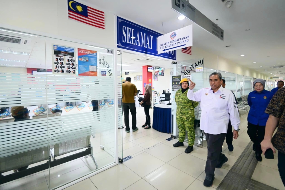 Several government agencies at the Urban Transformation Centre (UTC) Kuantan must improve their services to ease counter operations and address customer satisfaction, said Chief Secretary to the Government Tan Sri Shamsul Azri Abu Bakar. — Picture via Facebook/Shamsul Azri bin Abu Bakar 