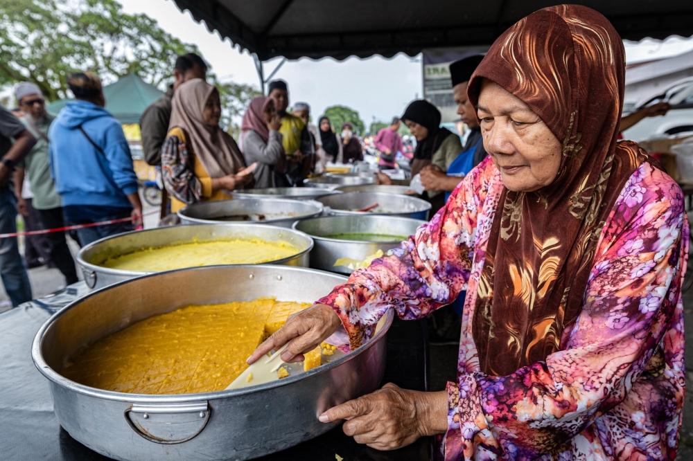 Using a recipe she perfected in her 20s, Rahmah Hashim, fondly known as Cik Mah, has been delighting traditional ‘kuih’ enthusiasts for over 40 years, making her stall a must-visit every Ramadan. — Bernama pic 