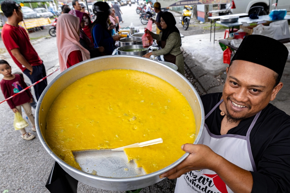 Cik Mah’s son Ishammudin Isahak, 37, said that loyal customers appreciate his mother’s ‘kuih talam’ for its authentic taste, a rarity in today’s market. — Bernama pic 