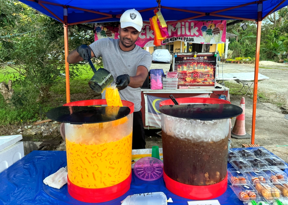 Former national player Mohammad Gopi Rizqi started selling corn juice and ‘air mata kucing’ as a trial run, given that he is not playing football this Ramadan following the conclusion of the 2024 Malaysia M3 League season. On the first day, he sold only about 30 packets of both drinks, but the demand surged after his venture went viral on social media. — Bernama pic 
