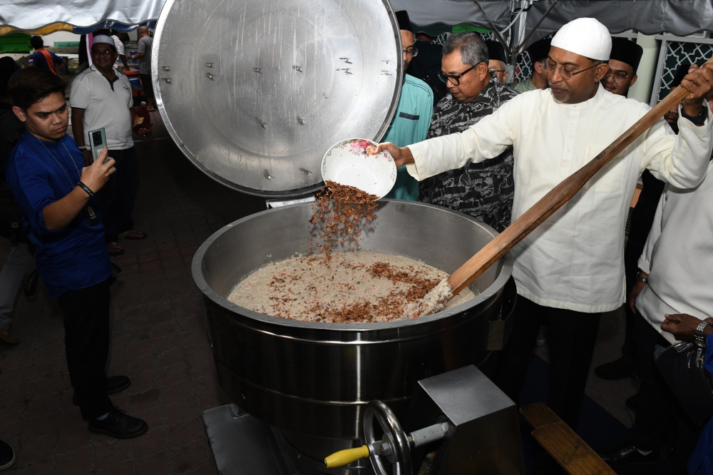 Higher Education Minister Datuk Seri Zambry Abd Kadir stirs bubur lambuk during the ‘Kembara Ramadan 2025’ programme organised by the Ministry of Higher Education (MOHE) at Universiti Sains Malaysia yesterday. — Bernama pic