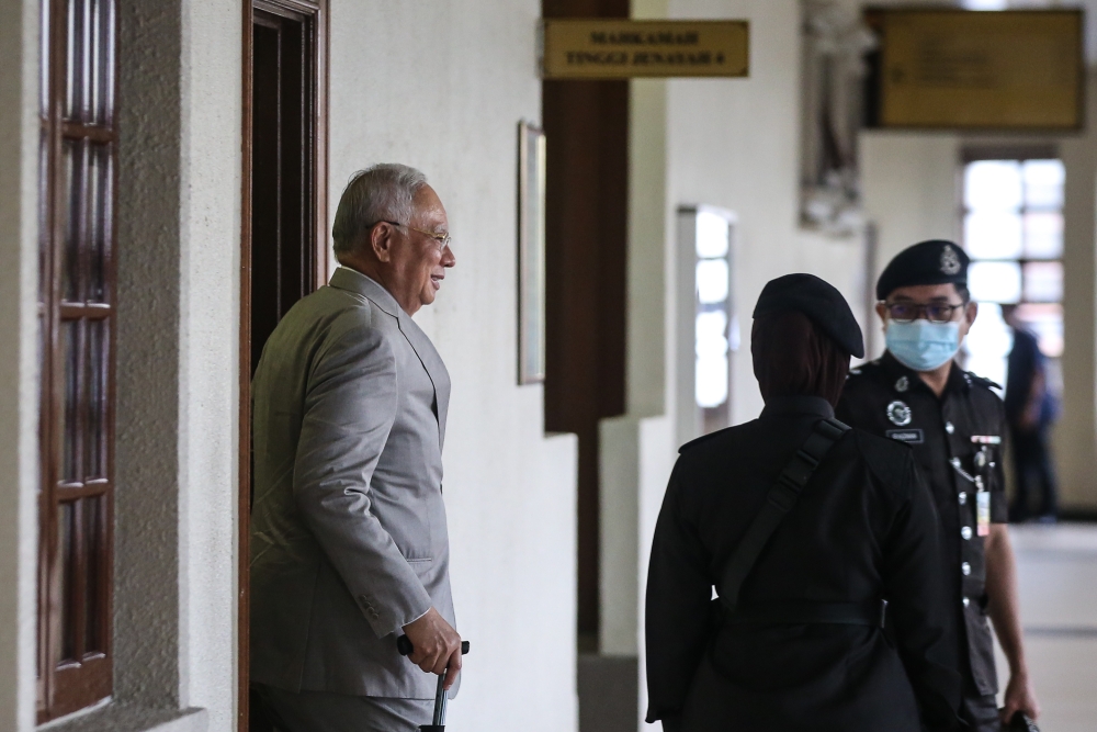 Former Prime Minister Datuk Seri Najib Razak is escorted by prison guards as he arrived at the Kuala Lumpur High Court Complex on December 10, 2024. — Picture by Yusof Mat Isa
