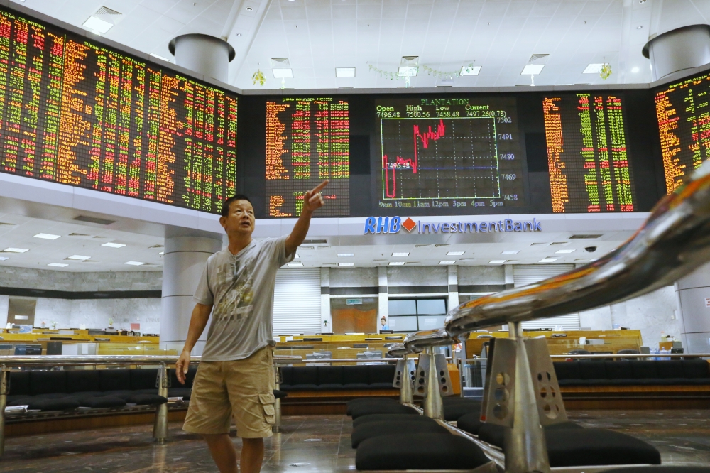 At 11am, the FTSE Bursa Malaysia KLCI (FBM KLCI) rose 20.63 points to 1,505.46 from yesterday’s close of 1,484.83. — Picture by Zuraneeza Zulkifli