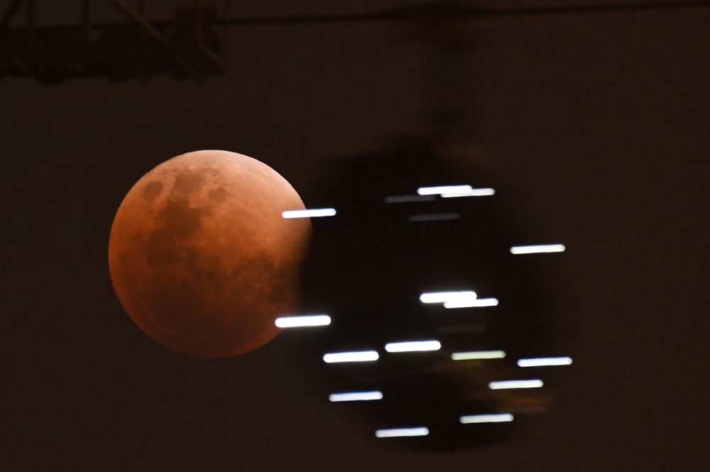 A rare ‘super blue bloodmoon’ sighted at Singapore in 2018. — AFP pic