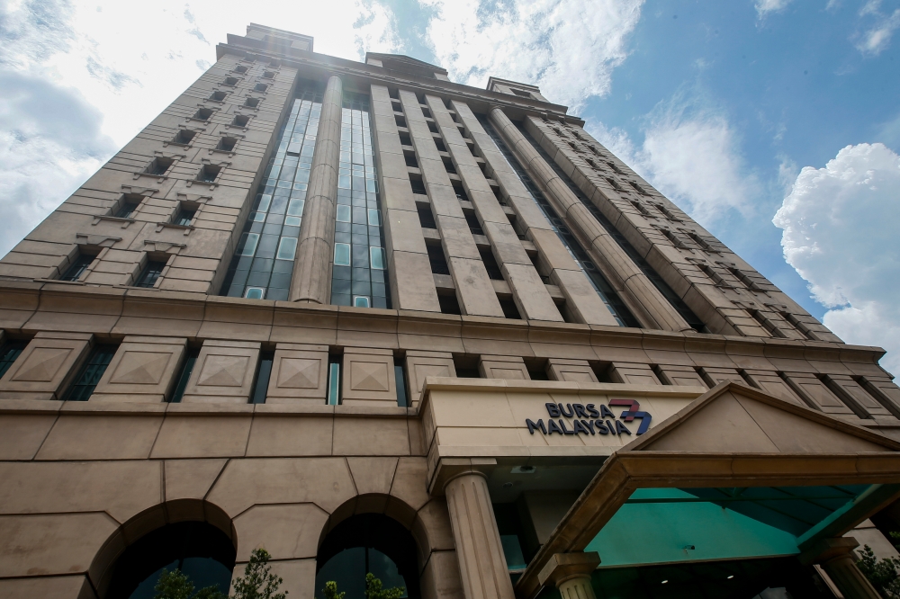 At 11.05am, the FTSE Bursa Malaysia KLCI (FBM KLCI) fell 1.71 points to 1,508.32 from yesterday’s close of 1,510.03. The benchmark index opened 10.08 points lower at 1,499.95. — Picture by Hari Anggara.