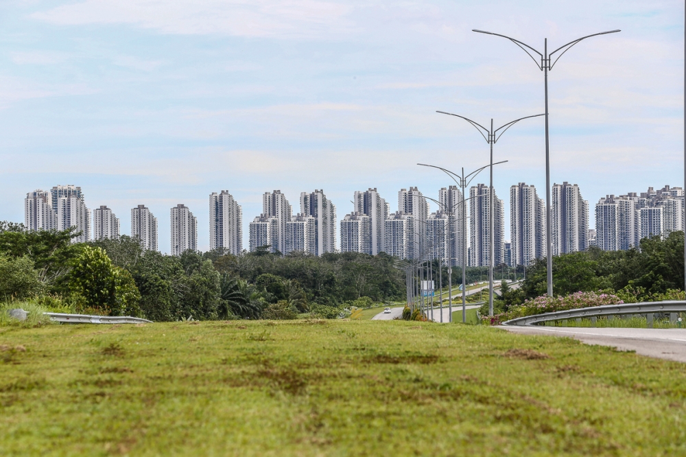 Forest City will collabroate with bus concessionaire Causeway Link to improve connectivity. — Picture by Yusof Mat Isa