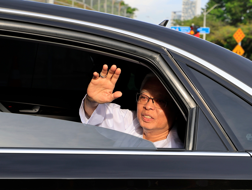Former prime minister Datuk Seri Ismail Sabri Yaakob leaves the Malaysian Anti-Corruption Commission (MACC) headquarters in Putrajaya March 14, 2025, for Friday prayers. — Bernama pic