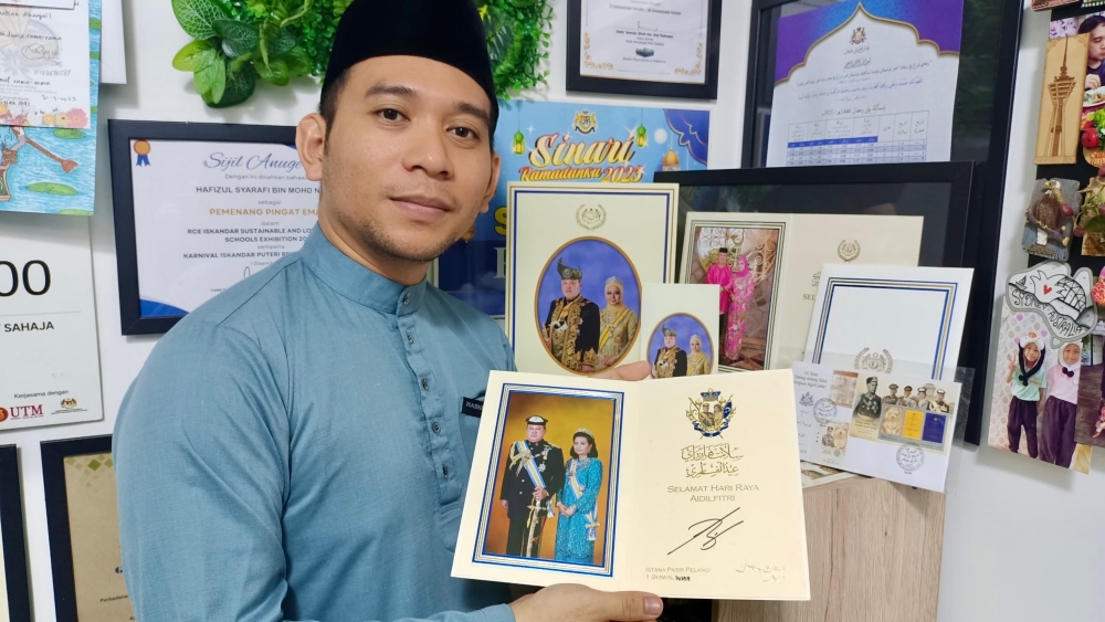 Hafizul Syarafi Mohd Noor with a Hari Raya card from Istana Bukit Serene, Johor. — Picture courtesy of Hafizul Syarafi Mohd Noor