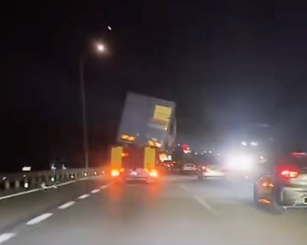 A screen grab of the viral video showing a trailer with a tilted load on the North-South Expressway Central Link (ELITE) recently.