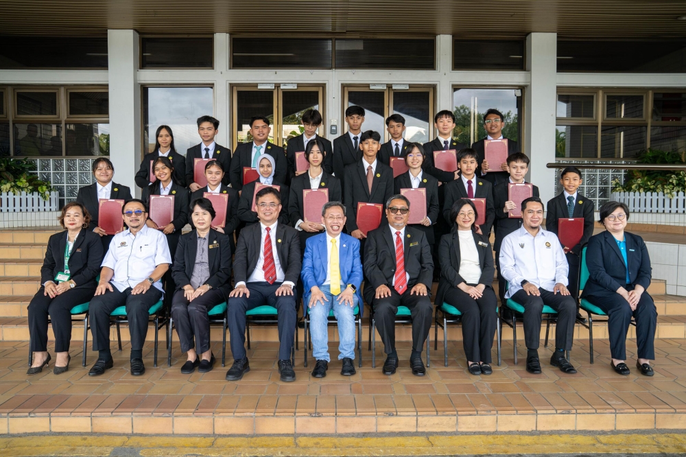 Dr Sim (seated, centre) in a group photo with the 18 newly appointed members of the PCC and distinguished guests at the MPP building in Kota Padawan. — The Borneo Post pic
