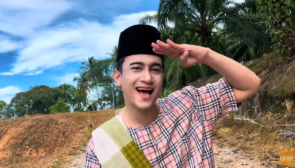 A video screencap of Aliff Azman performing ‘Si Gadis Lebaran’. — Picture via YouTube/GMM MUSIC