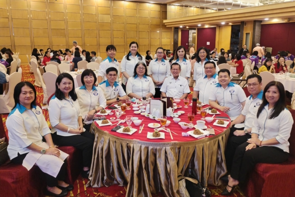 Lee (seated, 5th right) with Lai, on his left, and the association’s exco members in a photo-call, taken after the AGM. — The Borneo Post pic