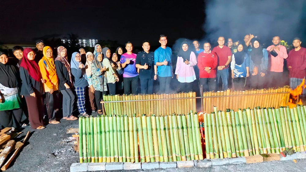 Programme coordinator Md Yusuf Ramli said preparations took two days, involving 200 lemang and over 105 kilogrammes of chicken for the rendang. — Bernama pic