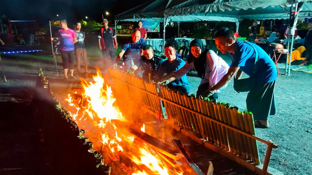 Residents of Taman Desa Pelancongan 2 preparing lemang. — Bernama pic