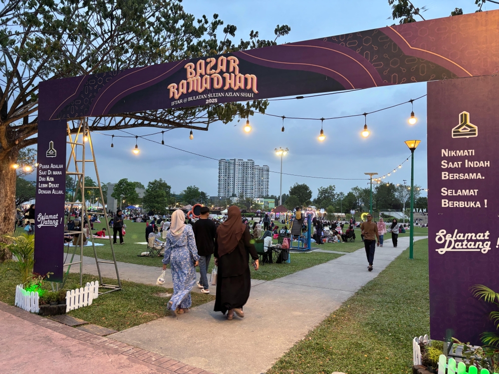 Visitors arriving at the Ramadan bazaar at the Sultan Azlan Shah Roundabout in Meru Raya. — Picture by John Bunyan