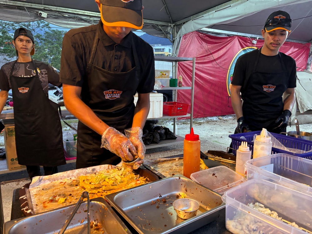  Tok Mat Western, which serves roti John and pizza, has taken their roti John to another level by adding their homemade daging dendeng-grilled fried beef chunks. — Picture by John Bunyan