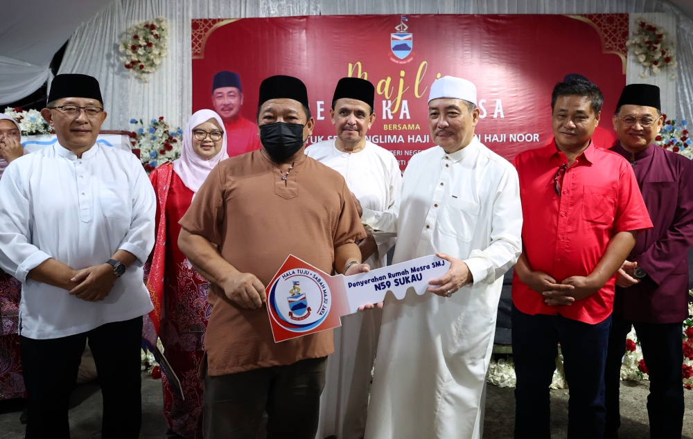 Sabah Chief Minister Datuk Seri Hajiji Noor (3rd right) presents a symbolic house key for the Sabah Maju Jaya programme to Ahmad Dasrah Amd @ Nasrah Hamid during an iftar event in Kinabatangan March 15, 2025. — Bernama pic