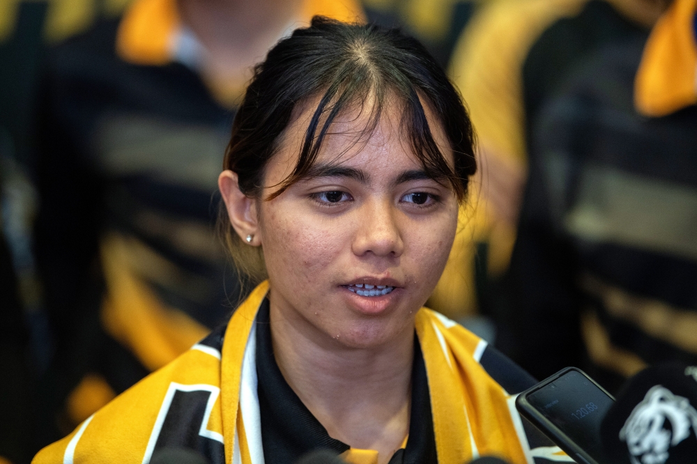 Nurul Izzah was classified as Did Not Finish (DNF) after she was left lying on the track and unable to continue the race while Wallace finished third. The race was won by Genest Lauriane of Canada. — Bernama file pic